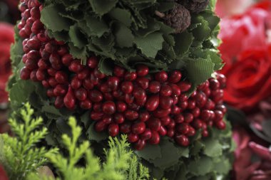 Güzel Noel dekorasyonu, kırmızı böğürtlenler, yakın plan