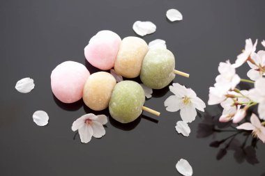 Japon Mochi. Çiçekli ve yapraklı yuvarlak tatlılar. 