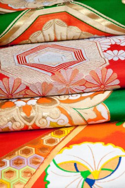 Parlak Asya ipek kumaşı yığını