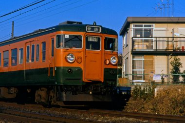 Tren demiryolunda ilerliyor.