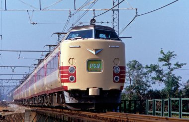 Tren demiryolunda ilerliyor.