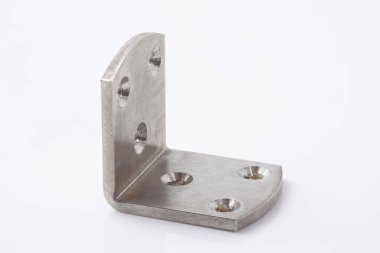Metal I biçimli parantez beyaz arkaplan yüzeyinde duruyor