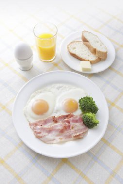 Pastırmalı yumurta ve kahvaltıda tost.