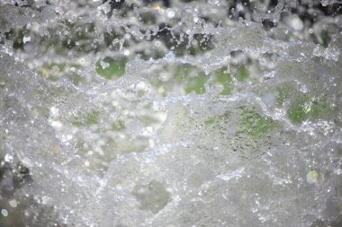 Yaz günü çeşmeye su sıçrıyor.