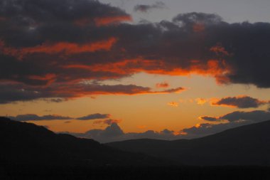 Güzel günbatımı görüntüsü bulutlu gökyüzü