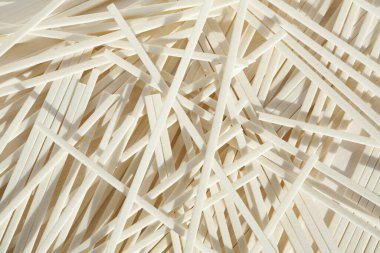 Dağınık beyaz plastik çubuklar birbiriyle örtüşüyor.