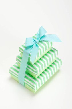 arka plan üzerinde renkli hediye kutuları