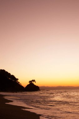 Denizde güzel bir gün batımı. Seyahat kavramı