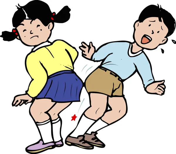 İki çocuk da tepki verirken kız çocuğu tekmeliyor