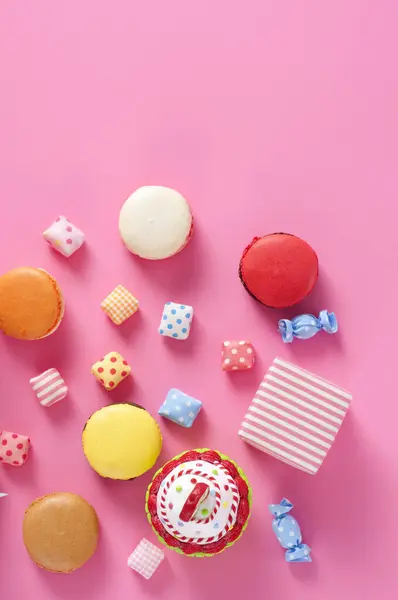 Set Aus Verschiedenen Süßen Bonbons Und Keksen Auf Rosa Hintergrund — Stockfoto