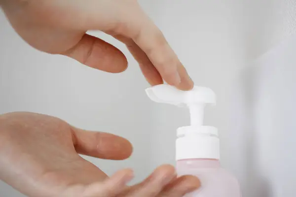 Jabón Blanco Con Dispensador —  Fotos de Stock