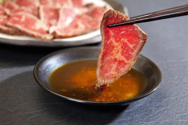 Plato Carne Kobe Rodajas Con Palillos Fondo Cerca —  Fotos de Stock