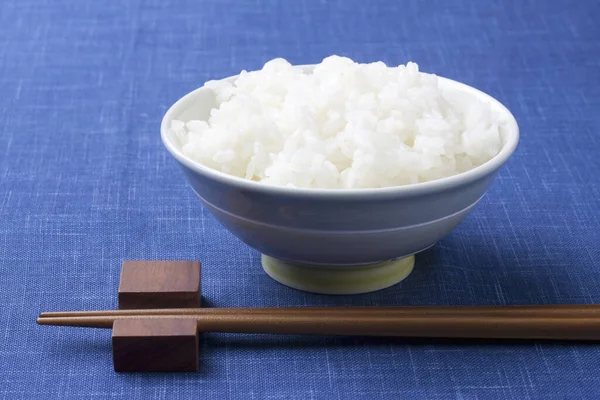 Comida Japonesa Arroz Sushi Pauzinhos Fundo Branco — Fotografia de Stock