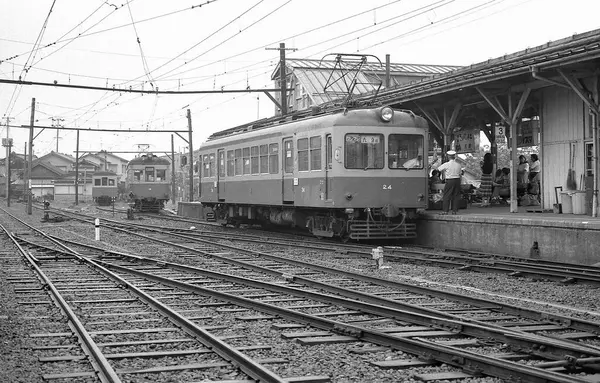 Japonya 'daki eski trenin siyah beyaz fotoğrafı