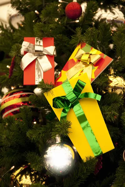Close Van Feestelijke Geschenkdozen Kerstcadeautjes — Stockfoto