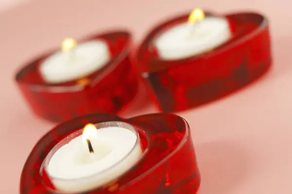 Rode Brandende Kaarsen Roze Achtergrond — Stockfoto