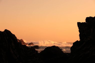 Kayalık deniz kıyısında güzel bir gün batımı. Doğa arkaplanı