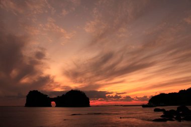 Denizde gün doğumu Güzel bir gökyüzüyle