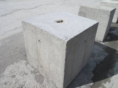 İnşaat alanındaki beton blok arka planda, kapat