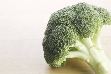 Beyaz arka planda taze bir brokoli..