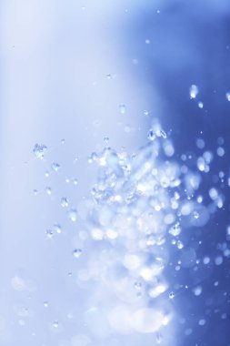 Su havaya düşer, arka plan bulanıklaşır. Soyut arkaplan 