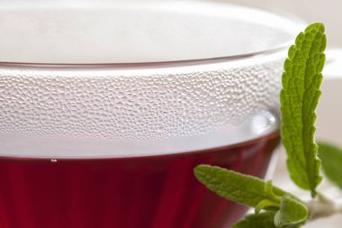 Şeffaf fincanda sıcak bitkisel çay