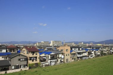 Mavi gökyüzü olan modern yeni apartmanlar.