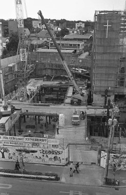 Japon inşaat sahası parlak gün ışığı altındaki şehir manzarasına hakim..