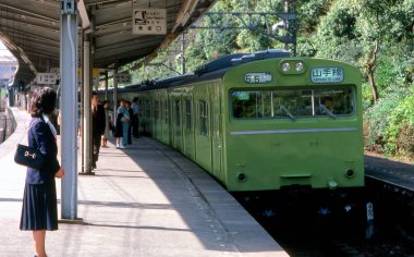 Japonya. Tren ve yolcularla dolu tren istasyonu.  