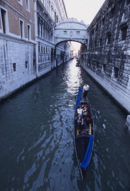 Venedik, İtalya: gondolcu Venedik kanalında
