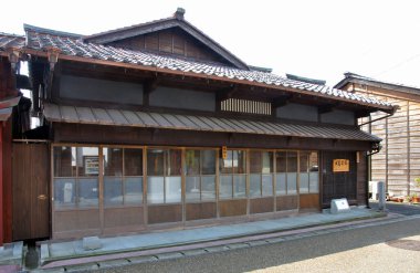 Güzel antik Japon tapınağının manzaralı görüntüsü.