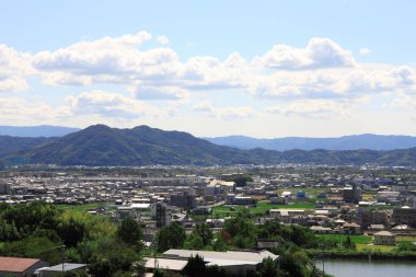 Dağların yakınındaki küçük kasabanın manzarası