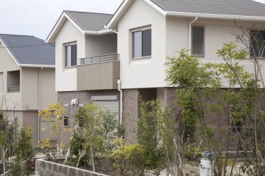 Şehirde yeşil terası olan modern binalar