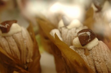 Yakın plan çikolatalı kremalı kestane tatlılarını gösteriyor.