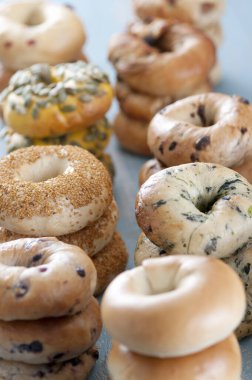 Beyaz arka planda taze simit 