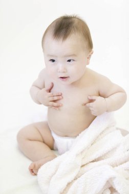 Arka planda küçük Asyalı bebek, kapat.