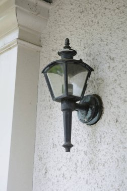 Evin duvarında asılı olan retro fener..