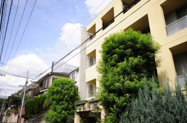 Şehir manzarası, ağaçlar ve konut manzarası.