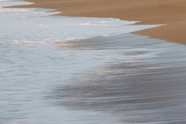 Sahile vuran güzel deniz dalgaları 