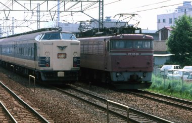 Asya şehrinden geçen trenlerin gündüz görüşü