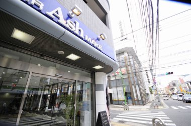 Tokyo 'nun hareketli sokaklarındaki trafiğin bir görüntüsü..