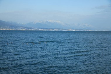 bulutlu gökyüzü ile deniz manzara 
