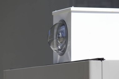 Yakın plan, binanın köşesine monte edilmiş modern güvenlik kameralarını gösteriyor.