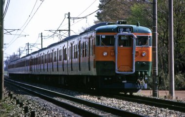 Tren kırsalda yolda.