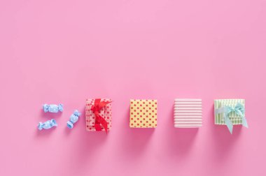 Arka planda izole edilmiş renkli şekerler, kapatın