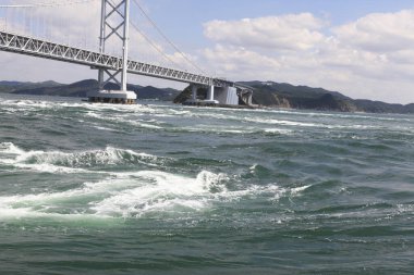 Girdapların ve Onaruto köprüsünün güzel manzarası
