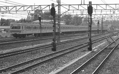 Şehirdeki tren istasyonu, siyah beyaz fotoğraf.