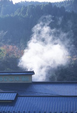Dağlardaki evden güzel bir duman manzarası. 