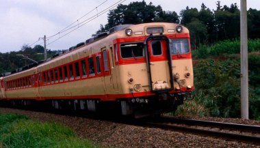 Tren demiryolunda ilerliyor.