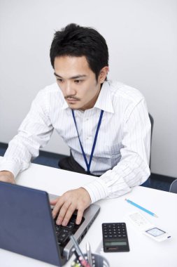 Dizüstü bilgisayarı olan genç iş adamı